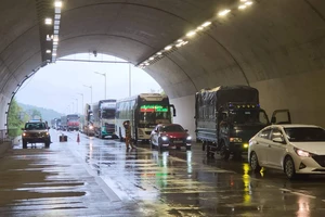 Xe tải nổ lốp trong hầm, cao tốc Đà Nẵng - Quảng Ngãi ách tắc
