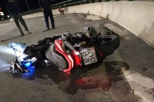 Xe máy tông vào lan can cầu, nam thanh niên tử vong 