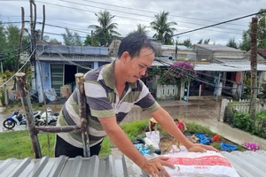 Quảng Nam: Người dân tất bật chằng chống nhà ứng phó siêu bão Noru