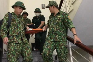 1 người đang sơ tán tránh bão thì bị khó thở, bộ đội đưa đi cấp cứu 