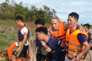 Cảnh sát cứu cụ ông 87 tuổi bị lũ cuốn 