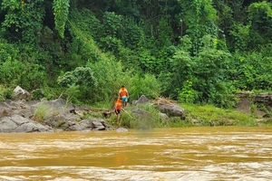 Cố vượt sông, 2 người bị lũ cuốn mất tích 