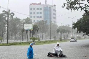 Nhiều nơi ở TP Tam Kỳ ngập sâu, chia cắt, mất điện