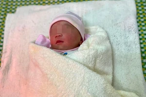 Bé gái sơ sinh bị bỏ rơi trong nhà vệ sinh kèm bức thư nhờ người chăm sóc 