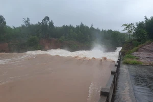 Nước đổ về sông Vu Gia hơn 2.100 m3/s, Quảng Nam cảnh báo lũ