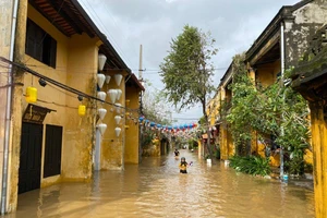 Chùm ảnh: Nước bao trùm phố cổ Hội An, du khách phải sơ tán
