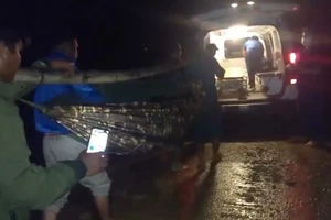 Khiêng bệnh nhân băng rừng, vượt đường sạt lở đi cấp cứu 