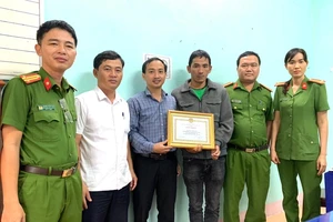 Truy tặng giấy khen cho người đàn ông tử vong khi cứu 1 học sinh bị lũ cuốn