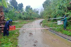 Sạt lở nghiêm trọng ở Quảng Nam, bộ đội, công an mở đường tạm cho dân đi