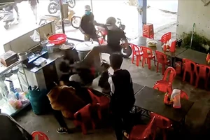 Xông vào quán nước đánh 2 nam sinh trung học bị thương 