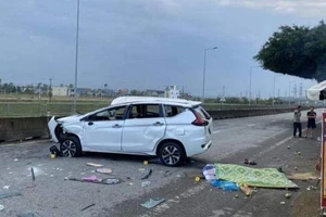 Ô tô 7 chỗ tông dải phân cách, lộn nhào nhiều vòng làm 6 người thương vong 