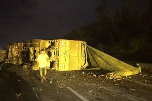Xe tải lật trên cao tốc Đà Nẵng – Quảng Ngãi, giao thông ùn tắc