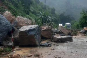 Sạt lở, đất đá tràn xuống đường Hồ Chí Minh đoạn qua Quảng Nam 