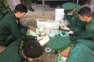 Bao tải chứa 20 gói nghi là ma tuý trôi vào biển Quảng Ngãi 