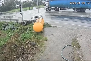 Sau tai nạn, tài xế xe đầu kéo lái xe bỏ trốn khỏi hiện trường