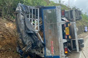 Đưa 3 thi thể mắc kẹt trong ca bin xe tải bị nạn ra ngoài
