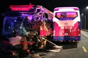Xe chở cán bộ, nhân viên về quê ăn tết gặp nạn trên đường dẫn vào cao tốc 