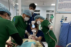 Ăn đoạn lòng heo 25cm, người đàn ông suýt mất mạng