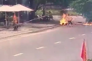 Tưới xăng đốt người giữa đường vì ghen tuông