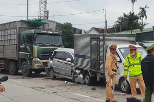 Tai nạn liên hoàn 5 ô tô khi dừng đèn đỏ ở Quảng Ngãi