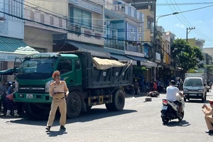 Va chạm với xe tải, mẹ bị thương nặng, con trai học lớp 6 tử vong