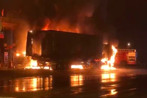 Quảng Nam: Ô tô tải và xe container đậu sát cây xăng bốc cháy 