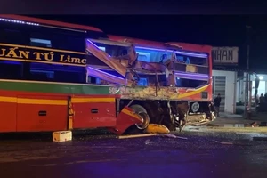 Vượt xe cùng chiều, ô tô tải va chạm với xe khách 4 người thương vong