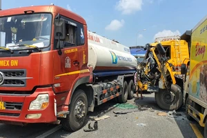 5 xe tải tông liên hoàn trên Quốc lộ 1