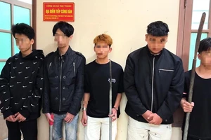 Hai nhóm thanh thiếu niên ‘hỗn chiến’ bằng bom xăng, hung khí