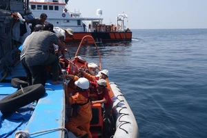 Tàu SAR 412 cùng bác sĩ ra biển cứu bệnh nhân bị tai biến