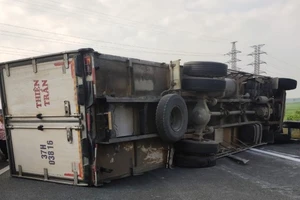 Lật xe tải trên cao tốc Đà Nẵng – Quảng Ngãi, giao thông ùn tắc nhiều giờ