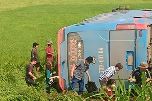 Xe khách tông xe máy rồi lao xuống ruộng, tài xế tử vong