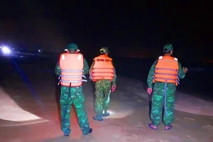 Bị sóng cuốn mất tích khi thả lưới dọc bờ biển