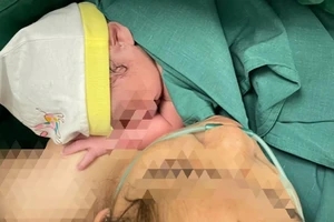 Đỡ đẻ cho thiếu nữ 15 tuổi