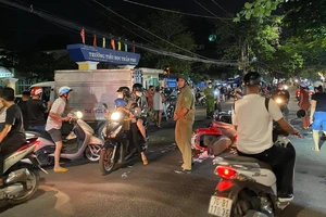 Xe tải tông hàng loạt xe máy, nhiều người bị thương ở Quảng Ngãi