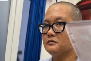 Biết đồng nghiệp người nước ngoài lo sợ, giám đốc nhân sự dọa để lấy tiền