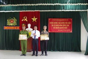 Khen thưởng đại uý công an và thanh niên cứu người nhảy cầu tự tử