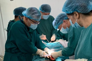 Dùng kíp nổ bắt cá, thanh niên bị đứt 2 bàn tay, dập phổi