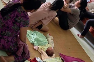 Bé gái sơ sinh bị bỏ rơi trong túi giấy