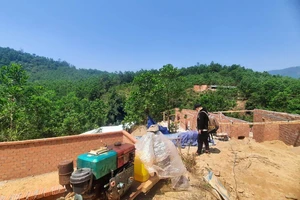 Công trình trái phép mọc lên như 'nấm' chờ đền bù