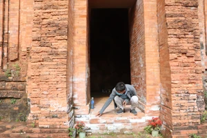 Tháp Chăm Khương Mỹ ngàn năm tuổi loang lổ vệt trắng sau trùng tu