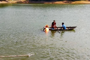 Quảng Ngãi: 1 học sinh trượt chân xuống đập tử vong khi xem câu cá