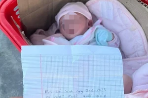 Bé trai 10 ngày tuổi bị bỏ rơi kèm lá thư ‘nhờ nuôi giúp, cho ăn học đầy đủ'