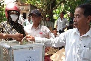 Theo cha mẹ đi bắt hến, 3 anh em ruột chết đuối thương tâm