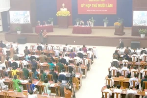 Hội trường xuất hiện khói trắng, HĐND tỉnh Quảng Nam tạm dừng họp