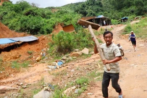 "Vàng tặc" lao vào đòi hành hung PV. Ảnh: TN