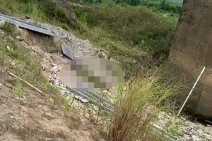 Đang hàn lan can cầu, người đàn ông rơi xuống đất tử vong