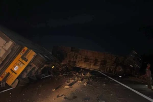 Xe tải và xe đầu kéo va chạm trên cao tốc Đà Nẵng - Quảng Ngãi, 2 người bị thương