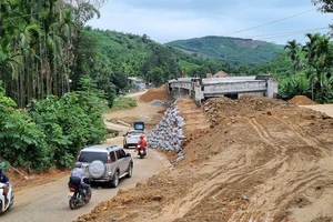 Làm rõ nghi vấn nhà thầu múc 'đất lậu' đổ vào dự án cầu 73 tỉ ở Quảng Nam