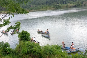 Lật ghe chở 8 người trên hồ thủy điện, 2 người tử vong